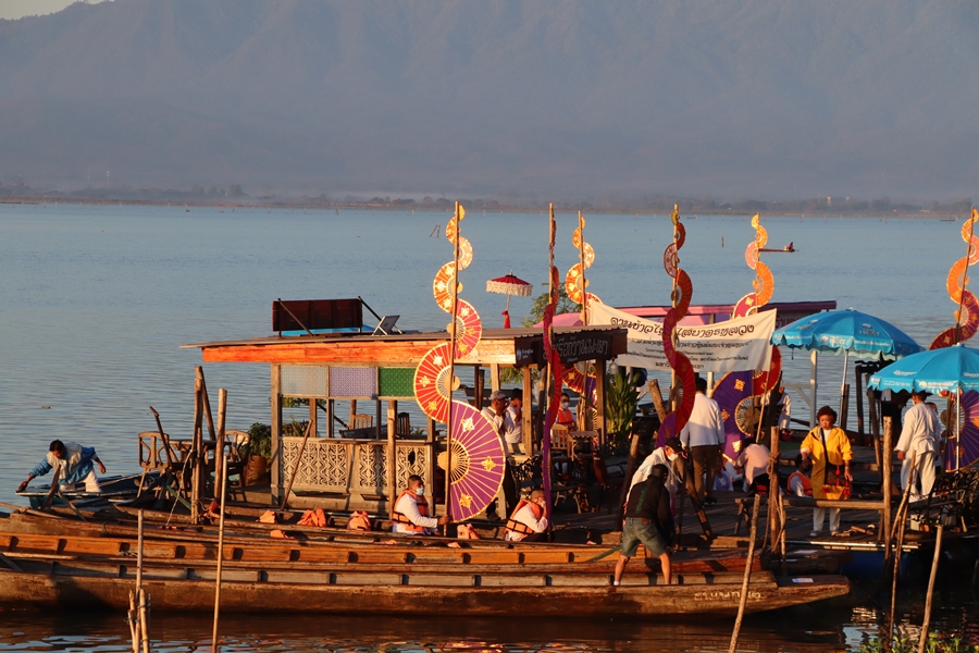 คณะรัฐศาสตร์และสังคมศาสตร์ร่วมกิจกรรม "ล่องเรือ" ตานข้าวทิพย์พระเจ้าตนหลวง ณ วัดศรีโคมคำ อำเภอเมืองพะเยา จังหวัดพะเยา ประจำปี 2566