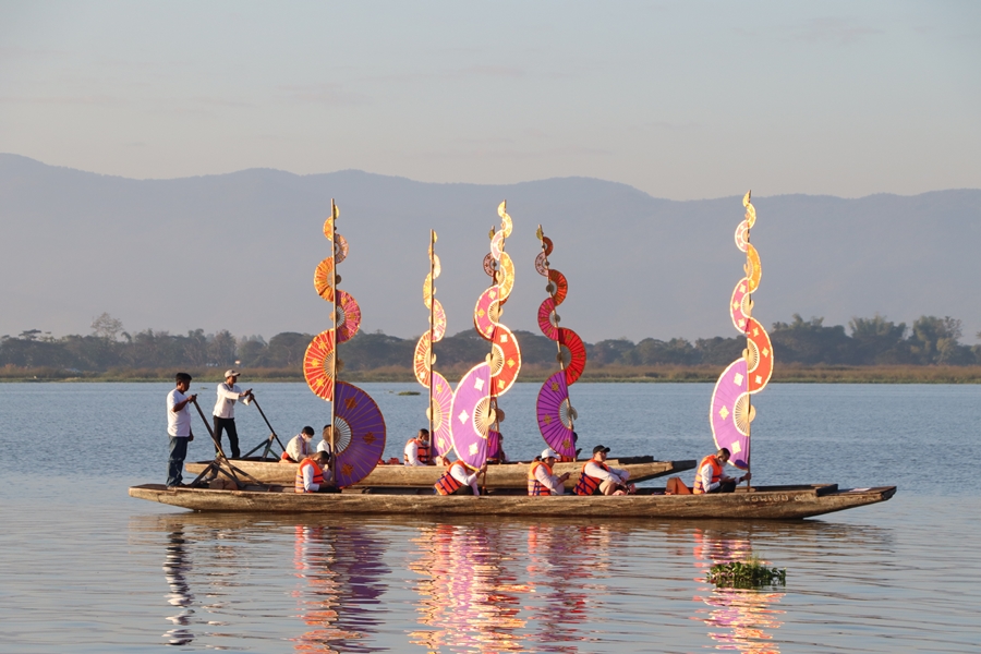 คณะรัฐศาสตร์และสังคมศาสตร์ร่วมกิจกรรม "ล่องเรือ" ตานข้าวทิพย์พระเจ้าตนหลวง ณ วัดศรีโคมคำ อำเภอเมืองพะเยา จังหวัดพะเยา ประจำปี 2566