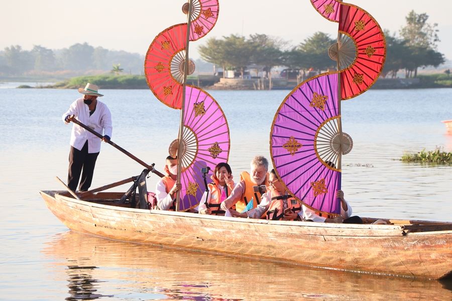 คณะรัฐศาสตร์และสังคมศาสตร์ร่วมกิจกรรม "ล่องเรือ" ตานข้าวทิพย์พระเจ้าตนหลวง ณ วัดศรีโคมคำ อำเภอเมืองพะเยา จังหวัดพะเยา ประจำปี 2566