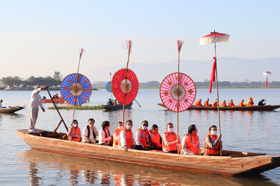 คณะรัฐศาสตร์และสังคมศาสตร์ร่วมกิจกรรม "ล่องเรือ" ตานข้าวทิพย์พระเจ้าตนหลวง ณ วัดศรีโคมคำ อำเภอเมืองพะเยา จังหวัดพะเยา ประจำปี 2566