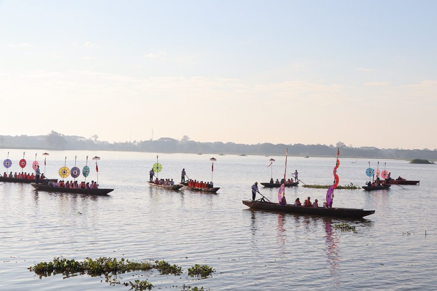 คณะรัฐศาสตร์และสังคมศาสตร์ร่วมกิจกรรม "ล่องเรือ" ตานข้าวทิพย์พระเจ้าตนหลวง ณ วัดศรีโคมคำ อำเภอเมืองพะเยา จังหวัดพะเยา ประจำปี 2566