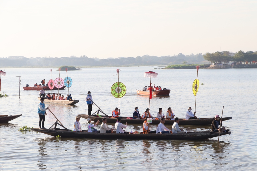 คณะรัฐศาสตร์และสังคมศาสตร์ร่วมกิจกรรม "ล่องเรือ" ตานข้าวทิพย์พระเจ้าตนหลวง ณ วัดศรีโคมคำ อำเภอเมืองพะเยา จังหวัดพะเยา ประจำปี 2566