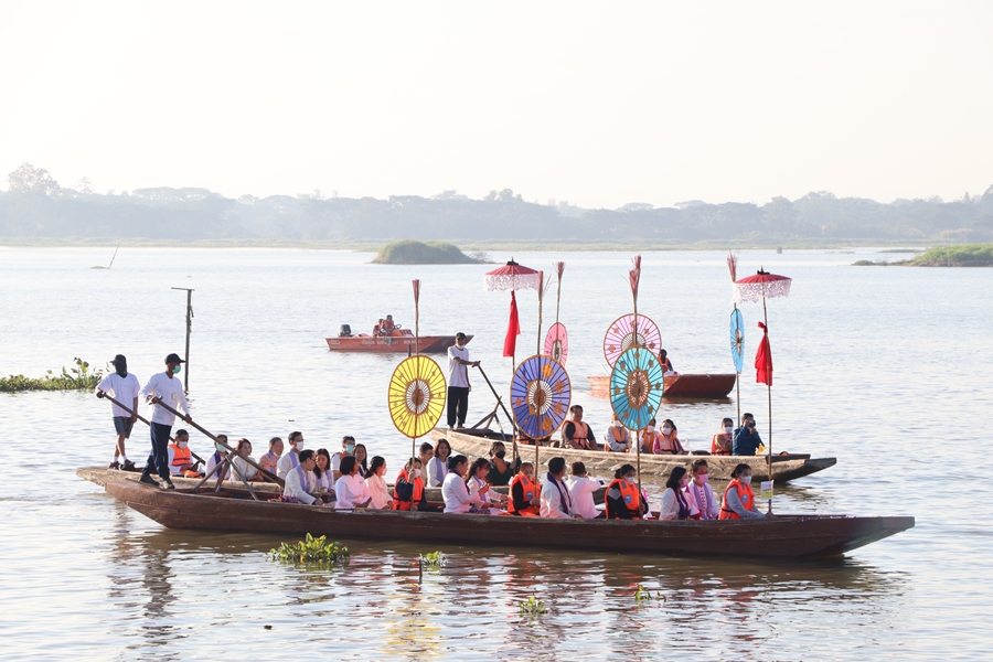 คณะรัฐศาสตร์และสังคมศาสตร์ร่วมกิจกรรม "ล่องเรือ" ตานข้าวทิพย์พระเจ้าตนหลวง ณ วัดศรีโคมคำ อำเภอเมืองพะเยา จังหวัดพะเยา ประจำปี 2566