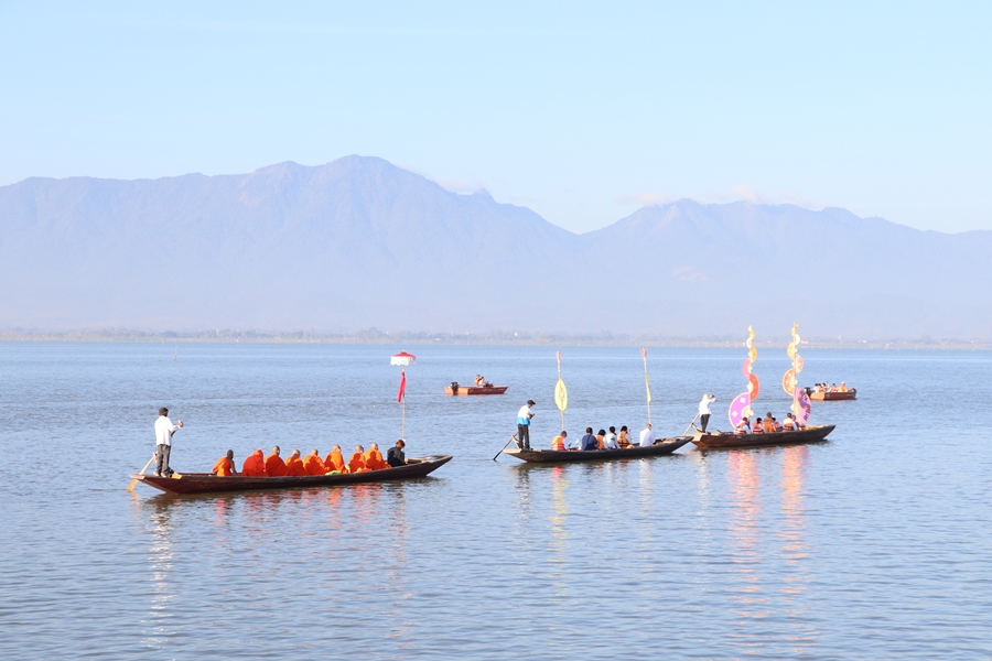 คณะรัฐศาสตร์และสังคมศาสตร์ร่วมกิจกรรม "ล่องเรือ" ตานข้าวทิพย์พระเจ้าตนหลวง ณ วัดศรีโคมคำ อำเภอเมืองพะเยา จังหวัดพะเยา ประจำปี 2566