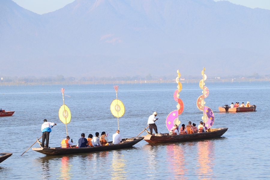 คณะรัฐศาสตร์และสังคมศาสตร์ร่วมกิจกรรม "ล่องเรือ" ตานข้าวทิพย์พระเจ้าตนหลวง ณ วัดศรีโคมคำ อำเภอเมืองพะเยา จังหวัดพะเยา ประจำปี 2566