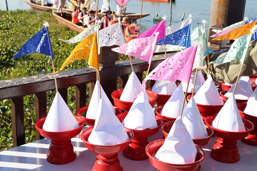 คณะรัฐศาสตร์และสังคมศาสตร์ร่วมกิจกรรม "ล่องเรือ" ตานข้าวทิพย์พระเจ้าตนหลวง ณ วัดศรีโคมคำ อำเภอเมืองพะเยา จังหวัดพะเยา ประจำปี 2566