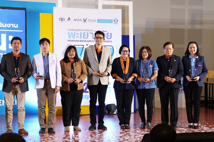 คณะรัฐศาสตร์และสังคมศาสตร์คว้าโล่รางวัลระดับเหรียญทอง โครงการวิจัย "1 คณะ 1 ชุมชนนวัตกรรม" ในงานพะเยาวิจัย ครั้งที่ 12