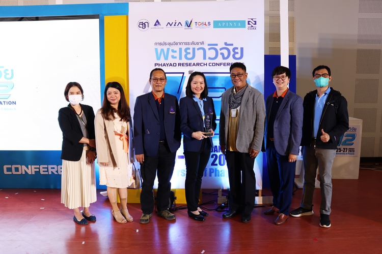 คณะรัฐศาสตร์และสังคมศาสตร์คว้าโล่รางวัลระดับเหรียญทอง โครงการวิจัย "1 คณะ 1 ชุมชนนวัตกรรม" ในงานพะเยาวิจัย ครั้งที่ 12