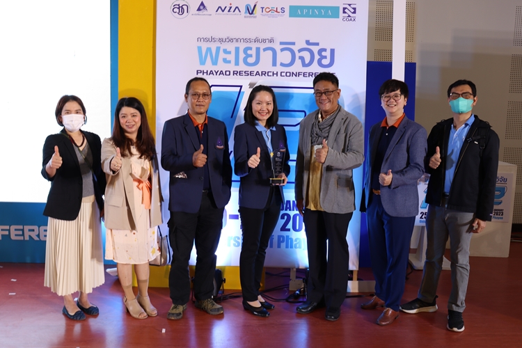 คณะรัฐศาสตร์และสังคมศาสตร์คว้าโล่รางวัลระดับเหรียญทอง โครงการวิจัย "1 คณะ 1 ชุมชนนวัตกรรม" ในงานพะเยาวิจัย ครั้งที่ 12