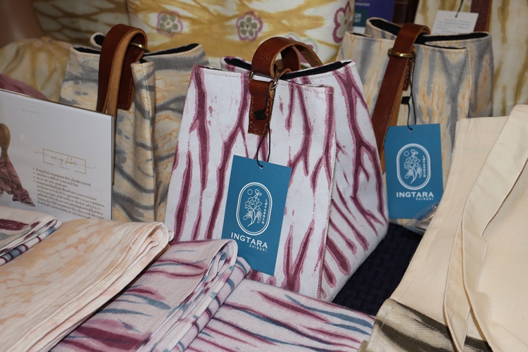 คณะรัฐศาสตร์และสังคมศาสตร์คว้าโล่รางวัลระดับเหรียญทอง โครงการวิจัย "1 คณะ 1 ชุมชนนวัตกรรม" ในงานพะเยาวิจัย ครั้งที่ 12