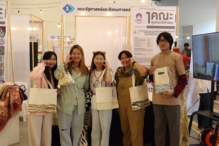 คณะรัฐศาสตร์และสังคมศาสตร์คว้าโล่รางวัลระดับเหรียญทอง โครงการวิจัย "1 คณะ 1 ชุมชนนวัตกรรม" ในงานพะเยาวิจัย ครั้งที่ 12