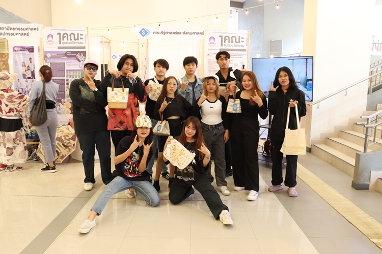 คณะรัฐศาสตร์และสังคมศาสตร์คว้าโล่รางวัลระดับเหรียญทอง โครงการวิจัย "1 คณะ 1 ชุมชนนวัตกรรม" ในงานพะเยาวิจัย ครั้งที่ 12