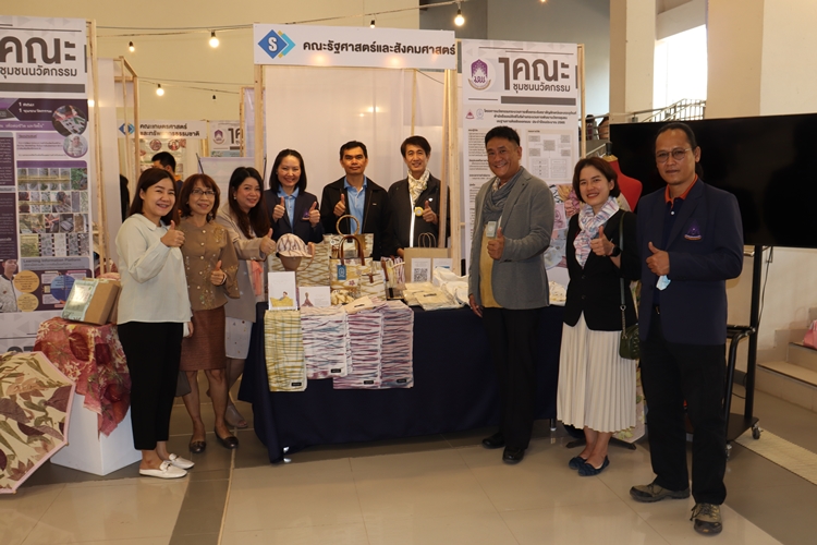 คณะรัฐศาสตร์และสังคมศาสตร์คว้าโล่รางวัลระดับเหรียญทอง โครงการวิจัย "1 คณะ 1 ชุมชนนวัตกรรม" ในงานพะเยาวิจัย ครั้งที่ 12