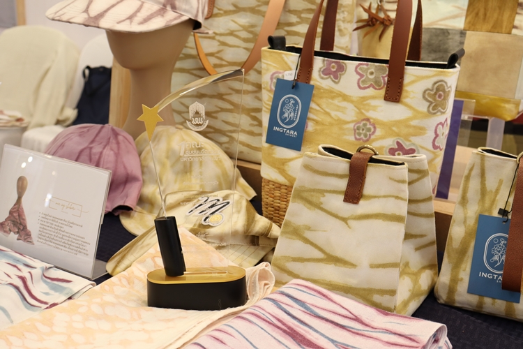 คณะรัฐศาสตร์และสังคมศาสตร์คว้าโล่รางวัลระดับเหรียญทอง โครงการวิจัย "1 คณะ 1 ชุมชนนวัตกรรม" ในงานพะเยาวิจัย ครั้งที่ 12