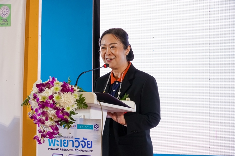 คณะรัฐศาสตร์และสังคมศาสตร์คว้าโล่รางวัลระดับเหรียญทอง โครงการวิจัย "1 คณะ 1 ชุมชนนวัตกรรม" ในงานพะเยาวิจัย ครั้งที่ 12