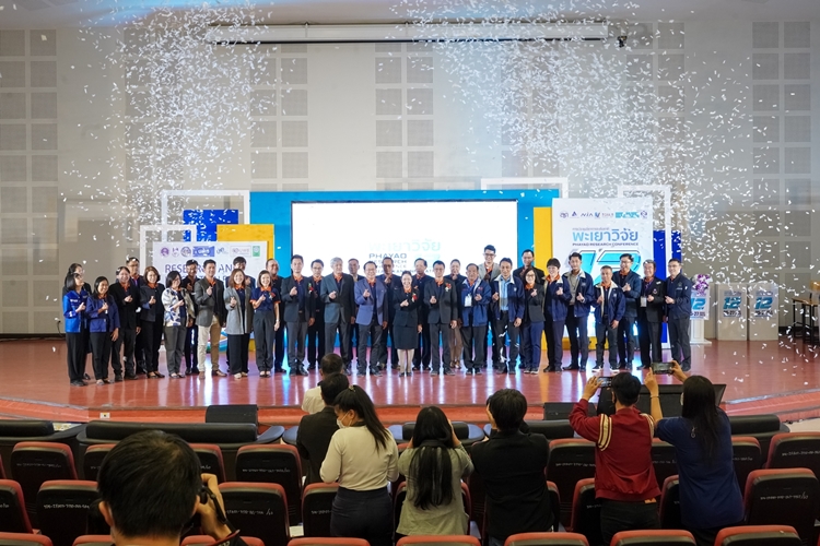 คณะรัฐศาสตร์และสังคมศาสตร์คว้าโล่รางวัลระดับเหรียญทอง โครงการวิจัย "1 คณะ 1 ชุมชนนวัตกรรม" ในงานพะเยาวิจัย ครั้งที่ 12