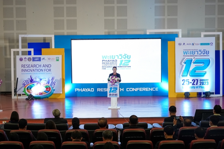 คณะรัฐศาสตร์และสังคมศาสตร์คว้าโล่รางวัลระดับเหรียญทอง โครงการวิจัย "1 คณะ 1 ชุมชนนวัตกรรม" ในงานพะเยาวิจัย ครั้งที่ 12