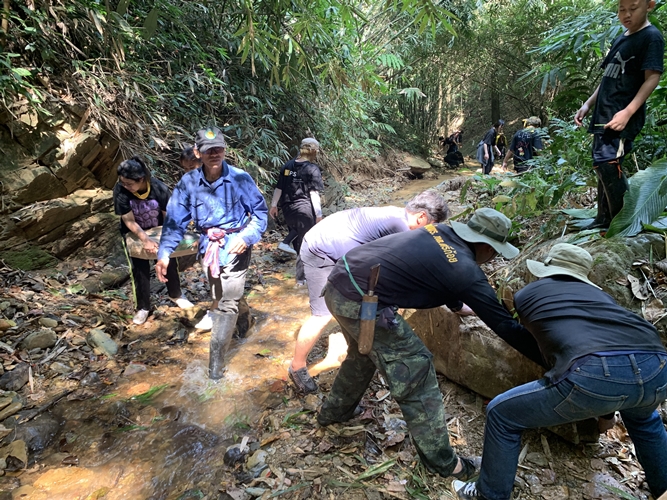 ‘นิสิตพัฒนาสังคมและครูสังคม ผนึกกำลังกับ ชาวศรีถ้อย’ จังหวัดพะเยา สร้างฝายเพื่อชีวิต