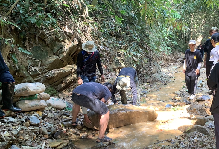 ‘นิสิตพัฒนาสังคมและครูสังคม ผนึกกำลังกับ ชาวศรีถ้อย’ จังหวัดพะเยา สร้างฝายเพื่อชีวิต