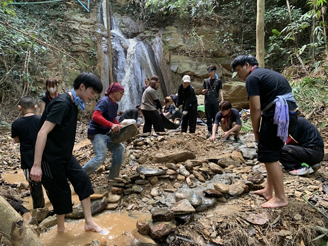 ‘นิสิตพัฒนาสังคมและครูสังคม ผนึกกำลังกับ ชาวศรีถ้อย’ จังหวัดพะเยา สร้างฝายเพื่อชีวิต