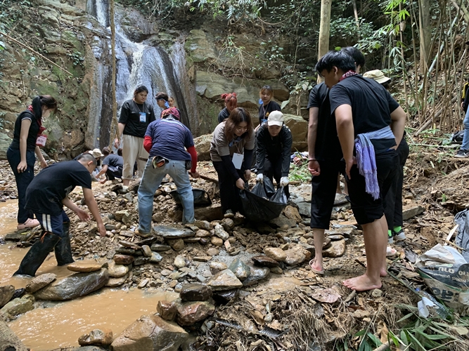 ‘นิสิตพัฒนาสังคมและครูสังคม ผนึกกำลังกับ ชาวศรีถ้อย’ จังหวัดพะเยา สร้างฝายเพื่อชีวิต