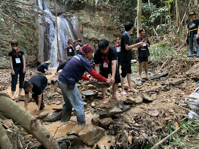 ‘นิสิตพัฒนาสังคมและครูสังคม ผนึกกำลังกับ ชาวศรีถ้อย’ จังหวัดพะเยา สร้างฝายเพื่อชีวิต