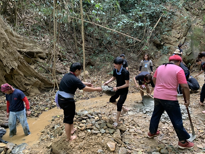 ‘นิสิตพัฒนาสังคมและครูสังคม ผนึกกำลังกับ ชาวศรีถ้อย’ จังหวัดพะเยา สร้างฝายเพื่อชีวิต