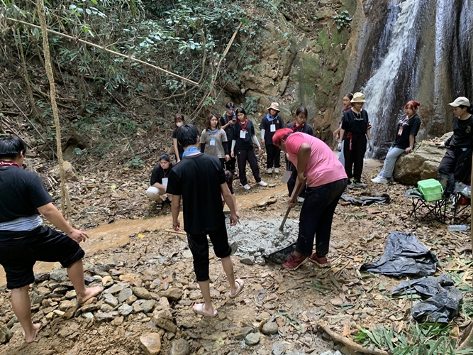 ‘นิสิตพัฒนาสังคมและครูสังคม ผนึกกำลังกับ ชาวศรีถ้อย’ จังหวัดพะเยา สร้างฝายเพื่อชีวิต