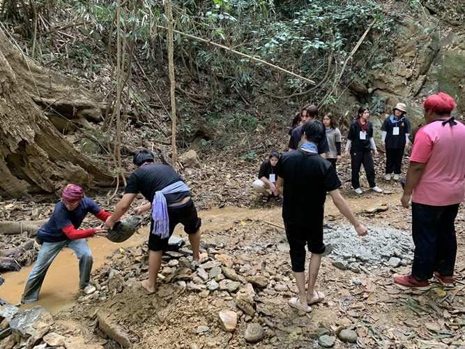 ‘นิสิตพัฒนาสังคมและครูสังคม ผนึกกำลังกับ ชาวศรีถ้อย’ จังหวัดพะเยา สร้างฝายเพื่อชีวิต