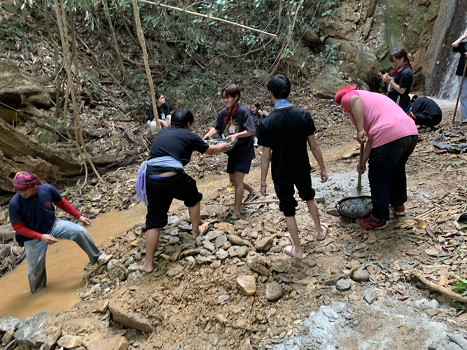 ‘นิสิตพัฒนาสังคมและครูสังคม ผนึกกำลังกับ ชาวศรีถ้อย’ จังหวัดพะเยา สร้างฝายเพื่อชีวิต