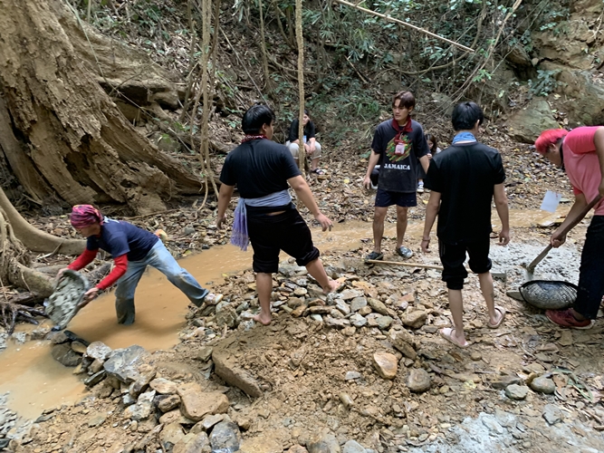 ‘นิสิตพัฒนาสังคมและครูสังคม ผนึกกำลังกับ ชาวศรีถ้อย’ จังหวัดพะเยา สร้างฝายเพื่อชีวิต