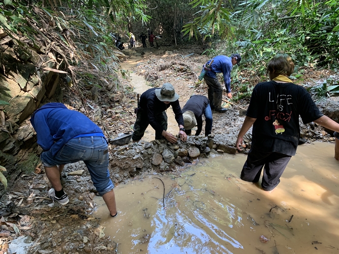 ‘นิสิตพัฒนาสังคมและครูสังคม ผนึกกำลังกับ ชาวศรีถ้อย’ จังหวัดพะเยา สร้างฝายเพื่อชีวิต