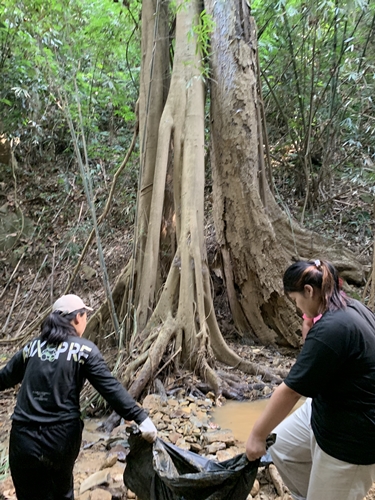 ‘นิสิตพัฒนาสังคมและครูสังคม ผนึกกำลังกับ ชาวศรีถ้อย’ จังหวัดพะเยา สร้างฝายเพื่อชีวิต