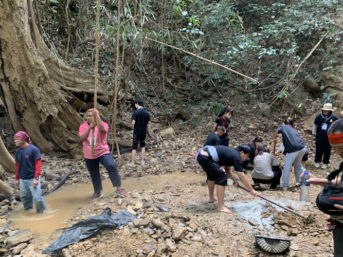 ‘นิสิตพัฒนาสังคมและครูสังคม ผนึกกำลังกับ ชาวศรีถ้อย’ จังหวัดพะเยา สร้างฝายเพื่อชีวิต