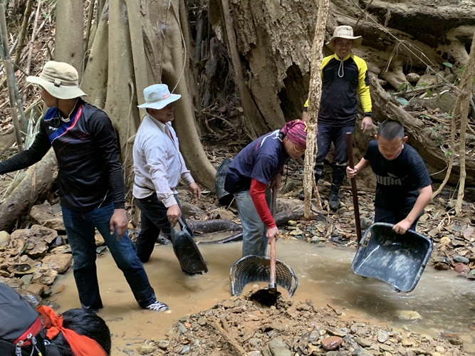 ‘นิสิตพัฒนาสังคมและครูสังคม ผนึกกำลังกับ ชาวศรีถ้อย’ จังหวัดพะเยา สร้างฝายเพื่อชีวิต