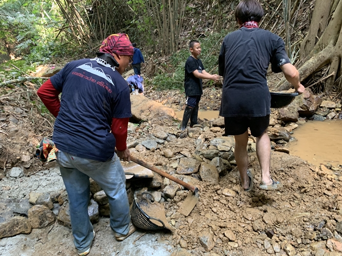 ‘นิสิตพัฒนาสังคมและครูสังคม ผนึกกำลังกับ ชาวศรีถ้อย’ จังหวัดพะเยา สร้างฝายเพื่อชีวิต
