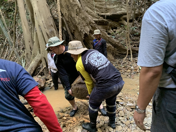 ‘นิสิตพัฒนาสังคมและครูสังคม ผนึกกำลังกับ ชาวศรีถ้อย’ จังหวัดพะเยา สร้างฝายเพื่อชีวิต