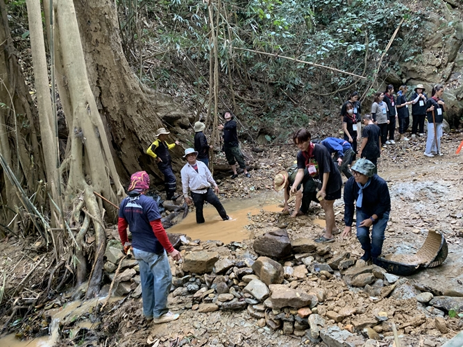 ‘นิสิตพัฒนาสังคมและครูสังคม ผนึกกำลังกับ ชาวศรีถ้อย’ จังหวัดพะเยา สร้างฝายเพื่อชีวิต