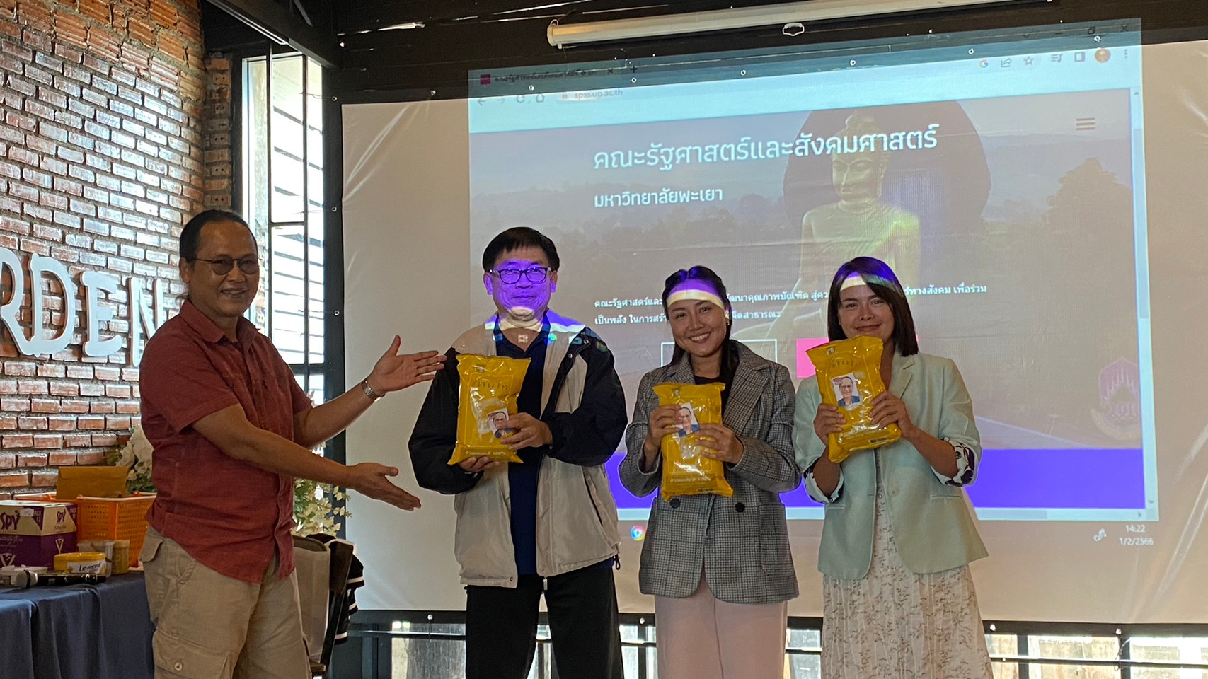 คณะรัฐศาสตร์และสังคมศาสตร์ ได้จัดโครงการสร้างขวัญกำลังใจให้กับบุคลากรคณะรัฐศาสตร์และสังคมศาสตร์