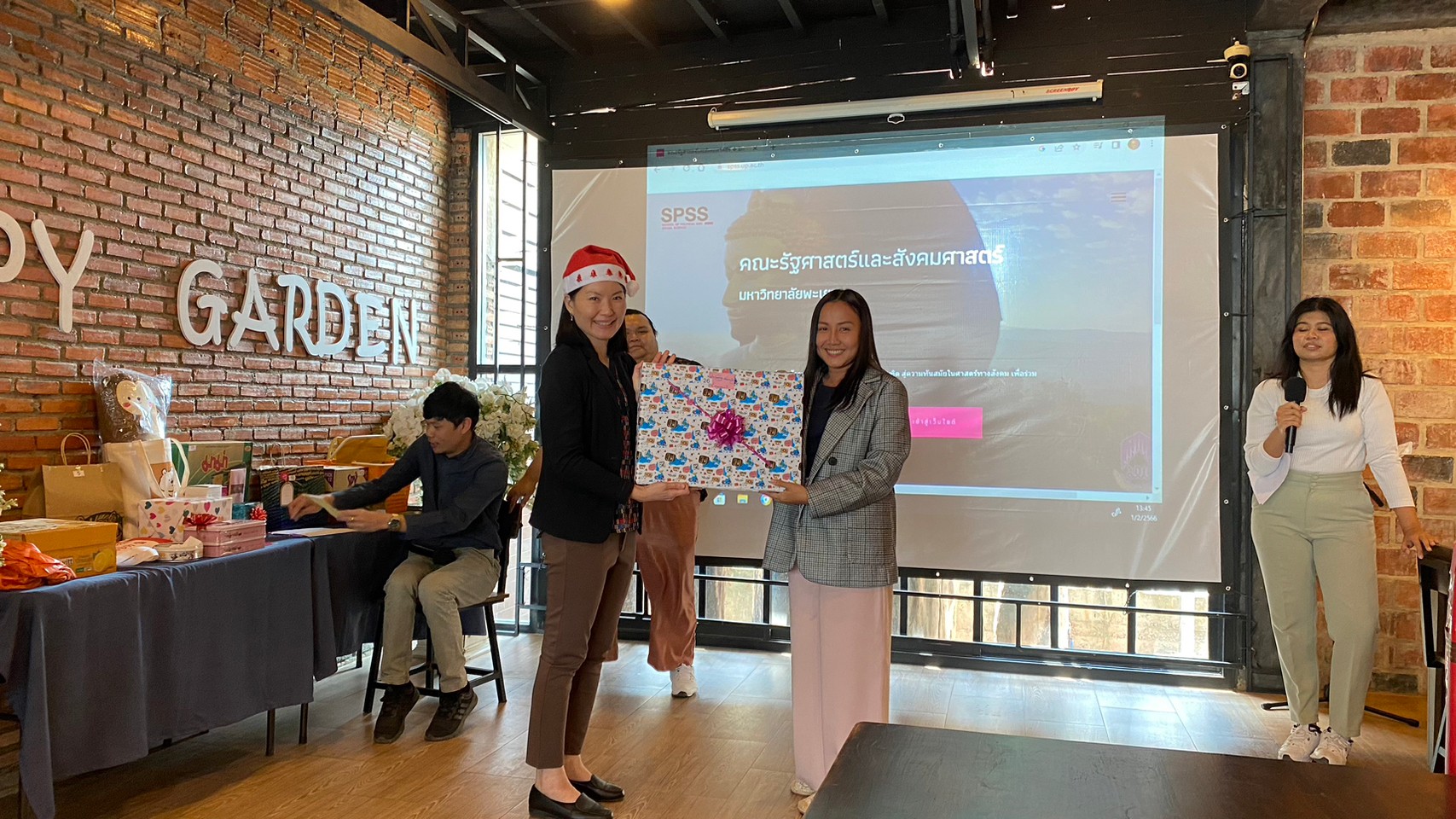 คณะรัฐศาสตร์และสังคมศาสตร์ ได้จัดโครงการสร้างขวัญกำลังใจให้กับบุคลากรคณะรัฐศาสตร์และสังคมศาสตร์