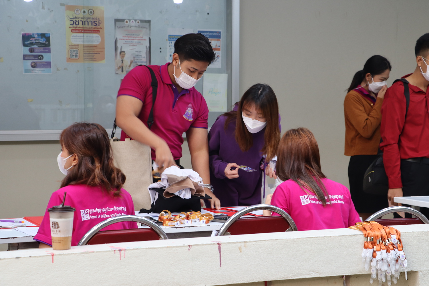 คณะรัฐศาสตร์และสังคมศาสตร์ขอแสดงความยินดีกับบัณฑิต มหาบัณฑิต คณะรัฐศาสตร์และสังคมศาสตร์ในได้เข้าร่วมฝึกซ้อมย่อย ฝึกซ้อมใหญ่และเข้าพิธีรับมอบปริญญาบัตร ปีการศึกษา 2564