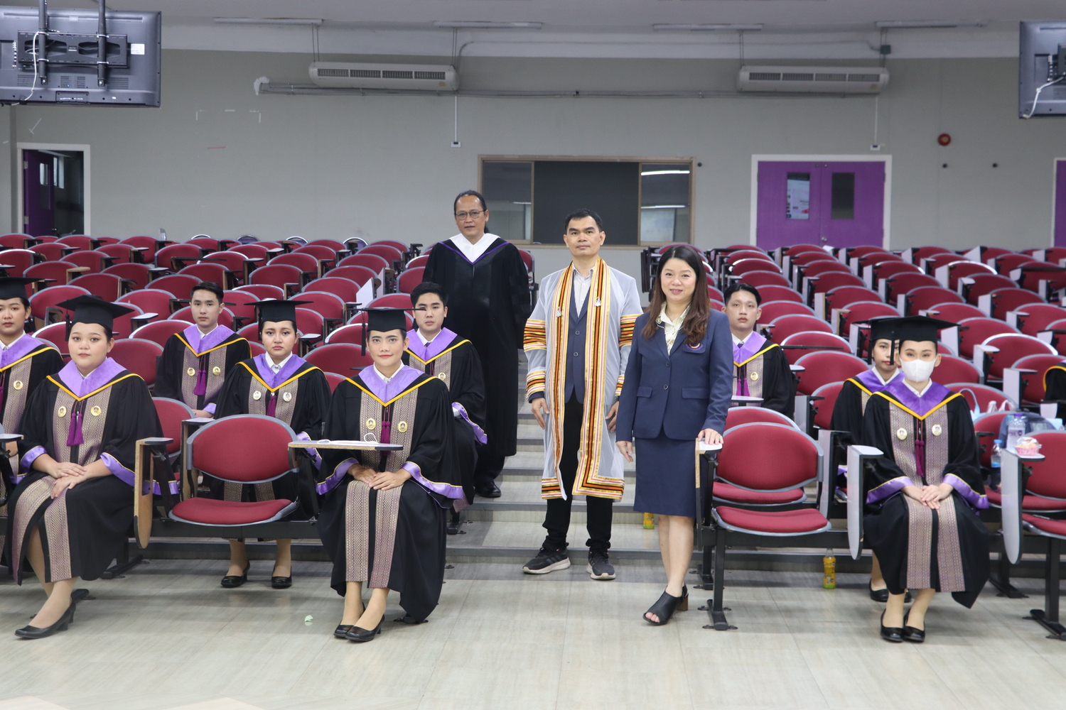 คณะรัฐศาสตร์และสังคมศาสตร์ขอแสดงความยินดีกับบัณฑิต มหาบัณฑิต คณะรัฐศาสตร์และสังคมศาสตร์ในได้เข้าร่วมฝึกซ้อมย่อย ฝึกซ้อมใหญ่และเข้าพิธีรับมอบปริญญาบัตร ปีการศึกษา 2564