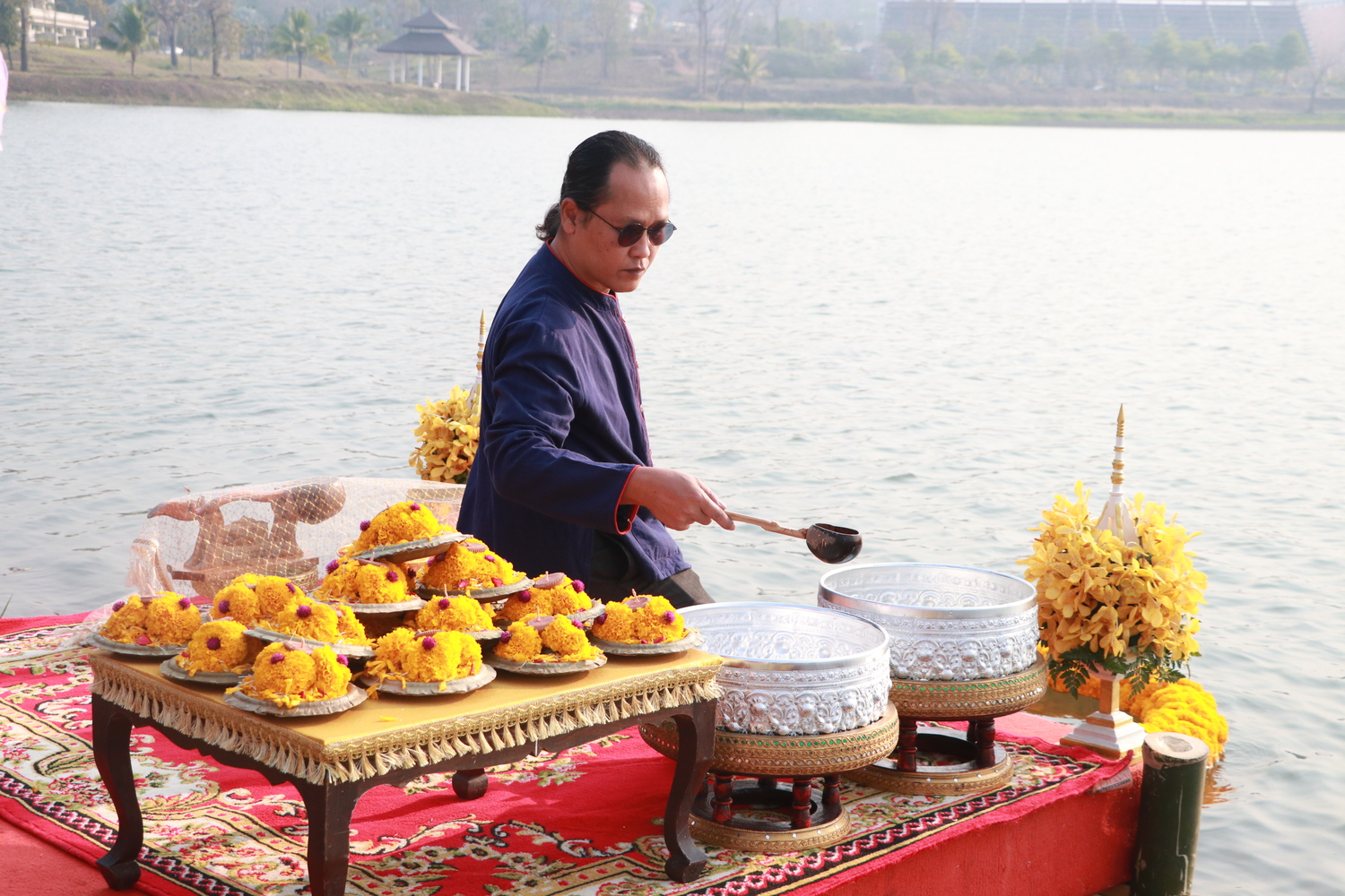 พิธีตักน้ำและเจริญพุทธมนต์น้ำสรงพระธาตุจอมทอง ภายใต้โครงการประเพณีแห่ผ้าห่มพระธาตุจอมทอง ประจำปี 2566