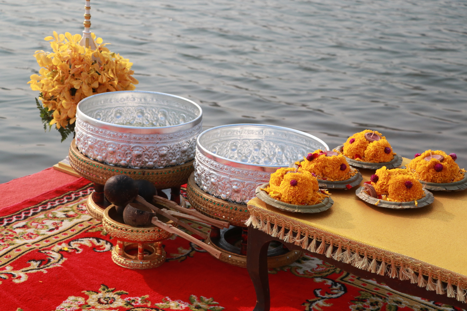 พิธีตักน้ำและเจริญพุทธมนต์น้ำสรงพระธาตุจอมทอง ภายใต้โครงการประเพณีแห่ผ้าห่มพระธาตุจอมทอง ประจำปี 2566