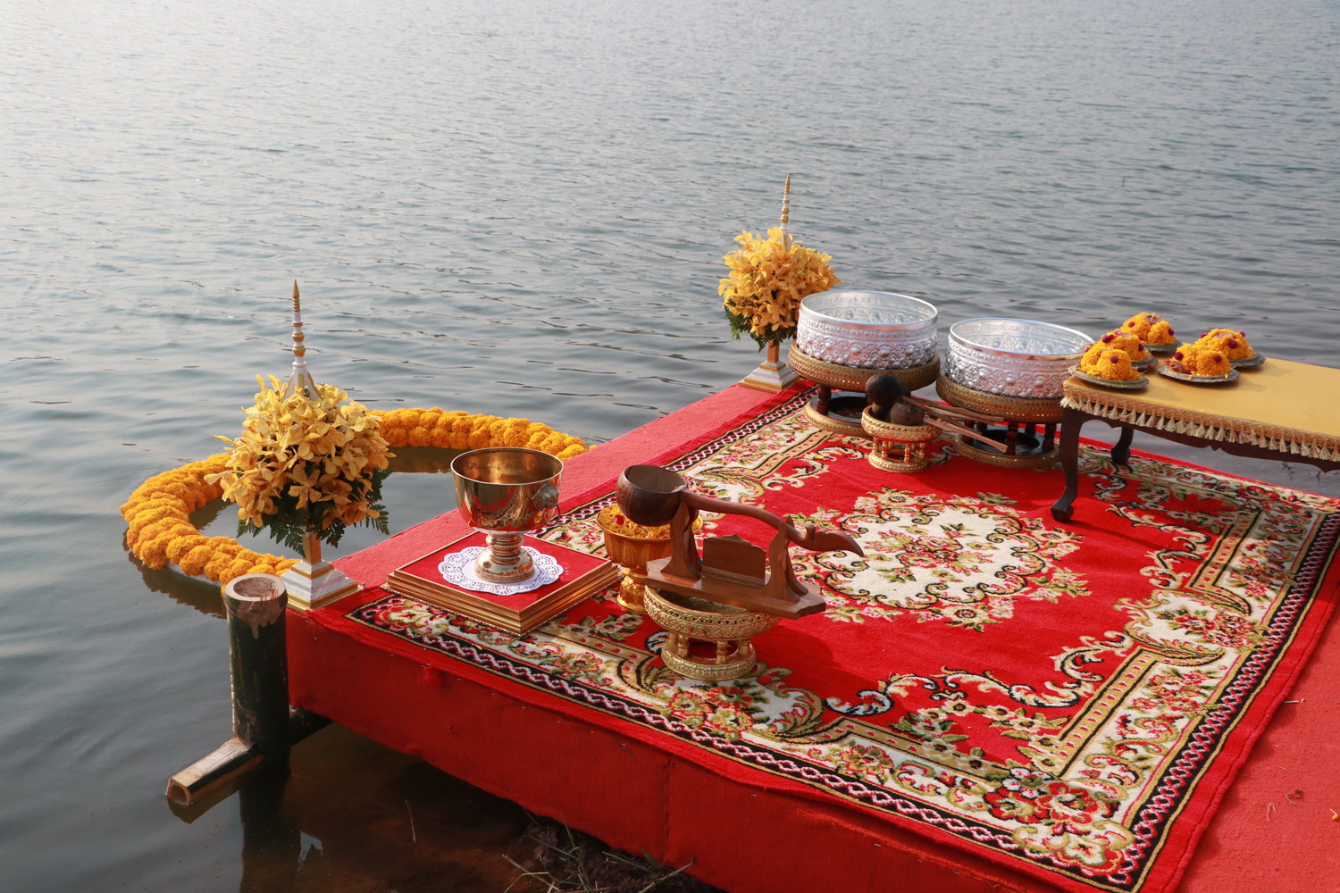 พิธีตักน้ำและเจริญพุทธมนต์น้ำสรงพระธาตุจอมทอง ภายใต้โครงการประเพณีแห่ผ้าห่มพระธาตุจอมทอง ประจำปี 2566