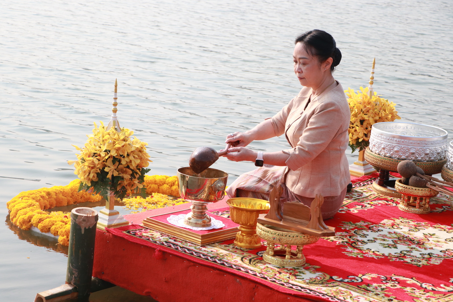 พิธีตักน้ำและเจริญพุทธมนต์น้ำสรงพระธาตุจอมทอง ภายใต้โครงการประเพณีแห่ผ้าห่มพระธาตุจอมทอง ประจำปี 2566