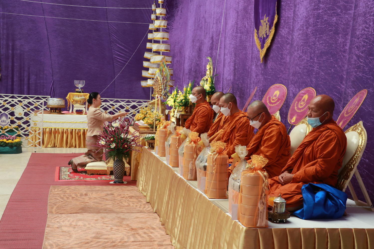 พิธีตักน้ำและเจริญพุทธมนต์น้ำสรงพระธาตุจอมทอง ภายใต้โครงการประเพณีแห่ผ้าห่มพระธาตุจอมทอง ประจำปี 2566