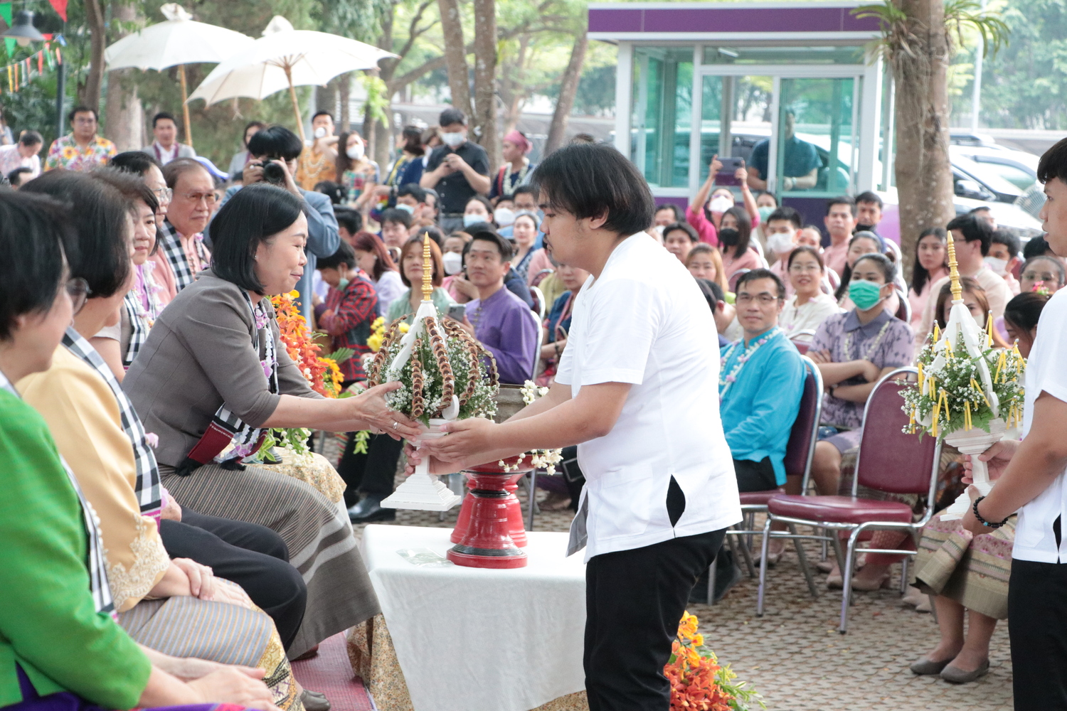 คณะรัฐศาสตร์และสังคมศาสตร์ สืบฮีต โตยฮอย ป๋าเวณี ปี๋ใหม่เมือง เข้าร่วมพิธีสระเกล้าดำหัวอธิการบดีและผู้อาวุโสเนื่องในเทศกาลสงกรานต์มหาวิทยาลัยพะเยา ประจำปี 2566