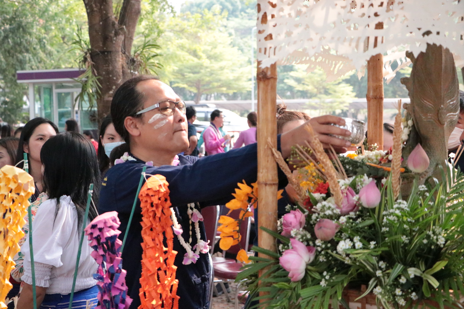 คณะรัฐศาสตร์และสังคมศาสตร์ สืบฮีต โตยฮอย ป๋าเวณี ปี๋ใหม่เมือง เข้าร่วมพิธีสระเกล้าดำหัวอธิการบดีและผู้อาวุโสเนื่องในเทศกาลสงกรานต์มหาวิทยาลัยพะเยา ประจำปี 2566