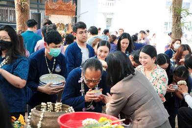 คณะรัฐศาสตร์และสังคมศาสตร์ สืบฮีต โตยฮอย ป๋าเวณี ปี๋ใหม่เมือง เข้าร่วมพิธีสระเกล้าดำหัวอธิการบดีและผู้อาวุโสเนื่องในเทศกาลสงกรานต์มหาวิทยาลัยพะเยา ประจำปี 2566